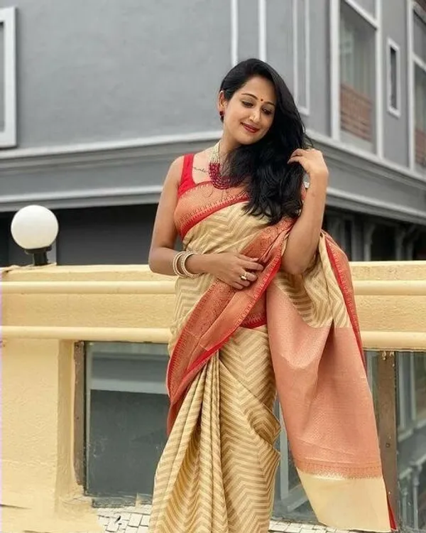 Cream_Embellished_Bollywood_Jacquard_Saree_(Cream)